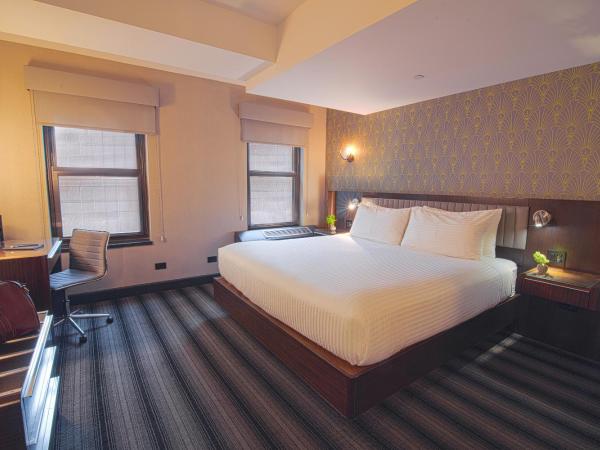 Hotel Edison Times Square : photo 1 de la chambre suite lit king-size accessible aux personnes à mobilité réduite