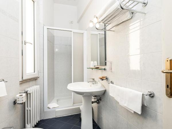 Hotel Minerva : photo 6 de la chambre chambre quadruple standard