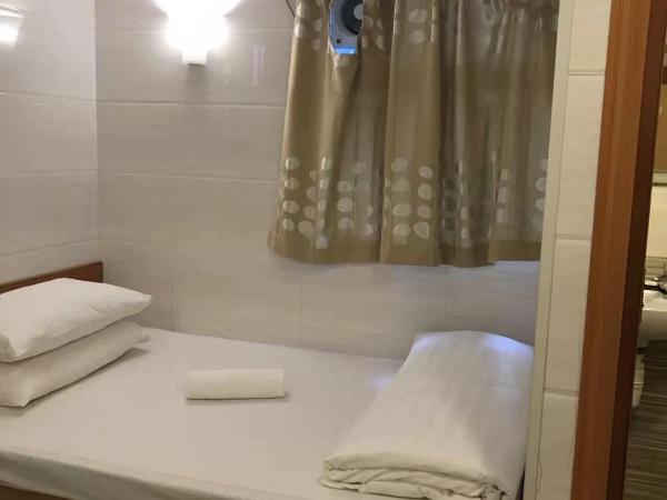 好莱坞宾馆 : photo 1 de la chambre chambre simple avec toilettes et douche communes