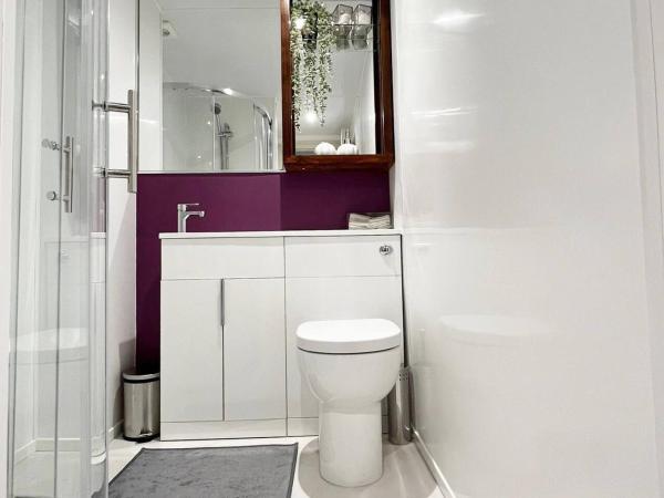 Apt 04 Seaside Serenity Chic Studio Steps to Promenade : photo 1 de la chambre studio