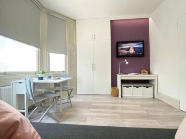 Apt 04 Seaside Serenity Chic Studio Steps to Promenade : photo 8 de la chambre studio