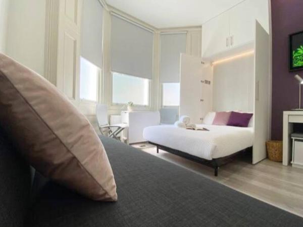 Apt 04 Seaside Serenity Chic Studio Steps to Promenade : photo 10 de la chambre studio