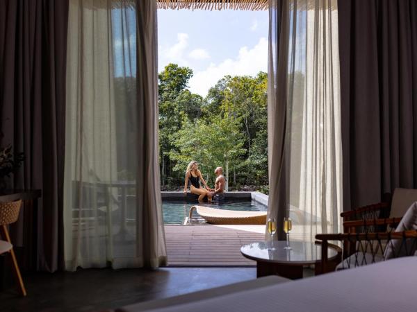 Secrets Tulum Resort & Beach Club - Adults Only - All Inclusive : photo 5 de la chambre suite junior avec lit king-size - accès direct à la piscine