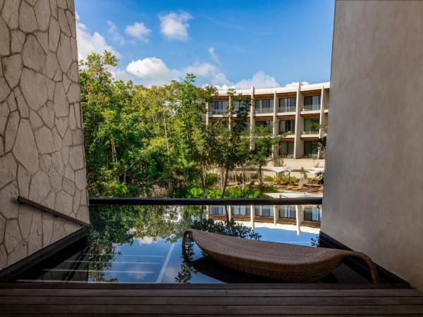Secrets Tulum Resort & Beach Club - Adults Only - All Inclusive : photo 2 de la chambre suite junior avec lit king-size - accès direct à la piscine
