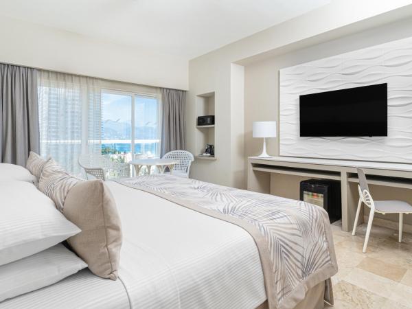 Krystal Grand Puerto Vallarta - All Inclusive : photo 1 de la chambre chambre lit king-size deluxe - vue partielle sur océan