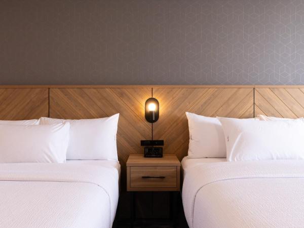 Sandman Signature Dartmouth Hotel & Suites : photo 3 de la chambre accessible room, 2 double beds, roll-in shower