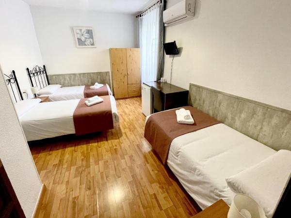 Arteaga Hostal & Baños Arabes Elvira : photo 1 de la chambre chambre double avec lit d'appoint