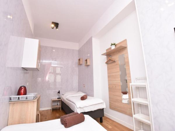 City Central Hostel - Pokoje prywatne : photo 3 de la chambre chambre familiale avec salle de bains commune