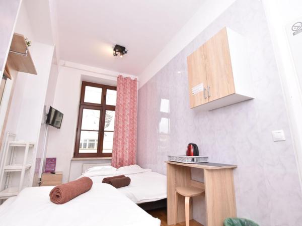 City Central Hostel - Pokoje prywatne : photo 1 de la chambre chambre familiale avec salle de bains commune