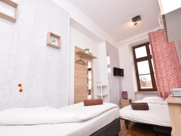 City Central Hostel - Pokoje prywatne : photo 2 de la chambre chambre familiale avec salle de bains commune