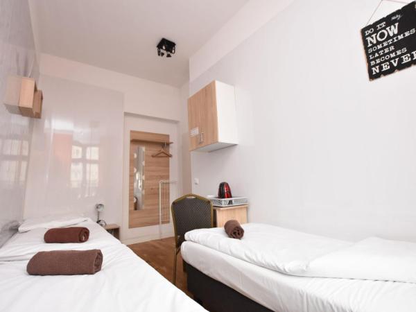 City Central Hostel - Pokoje prywatne : photo 3 de la chambre chambre triple avec salle de bains commune