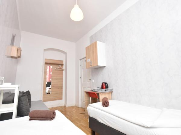 City Central Hostel - Pokoje prywatne : photo 3 de la chambre chambre familiale avec salle de bains commune