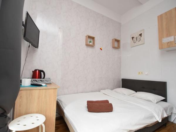 City Central Hostel - Pokoje prywatne : photo 1 de la chambre chambre double avec salle de bains commune