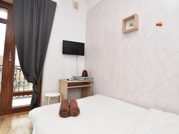 City Central Hostel - Pokoje prywatne : photo 3 de la chambre chambre double avec salle de bains commune