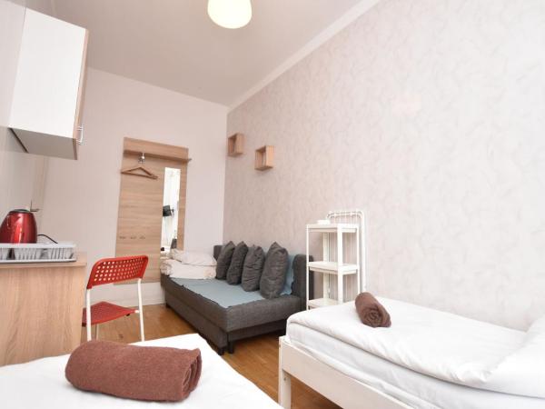 City Central Hostel - Pokoje prywatne : photo 3 de la chambre chambre quadruple avec salle de bains commune