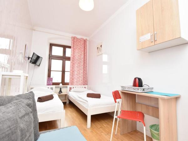 City Central Hostel - Pokoje prywatne : photo 2 de la chambre chambre quadruple avec salle de bains commune