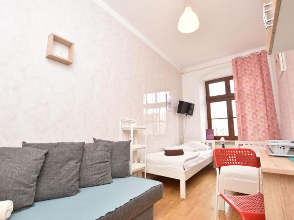 City Central Hostel - Pokoje prywatne : photo 1 de la chambre chambre quadruple avec salle de bains commune