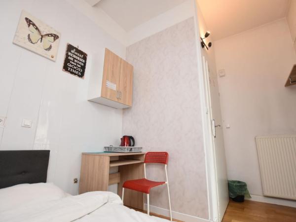 City Central Hostel - Pokoje prywatne : photo 3 de la chambre chambre double avec salle de bains commune