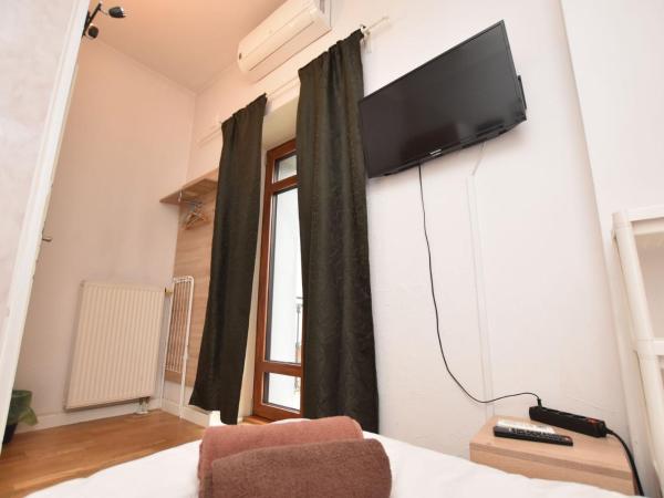 City Central Hostel - Pokoje prywatne : photo 2 de la chambre chambre double avec salle de bains commune