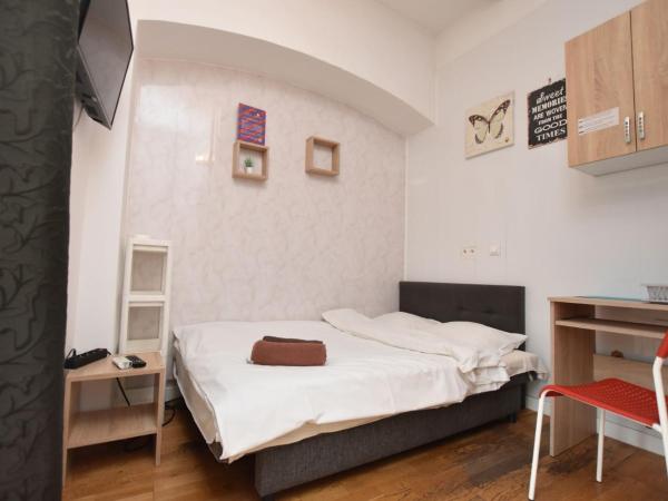 City Central Hostel - Pokoje prywatne : photo 1 de la chambre chambre double avec salle de bains commune