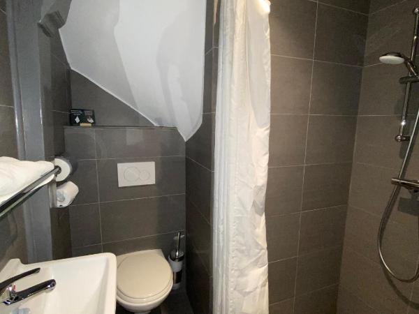 Hotel Old Quarter : photo 10 de la chambre chambre double ou lits jumeaux avec salle de bains privative