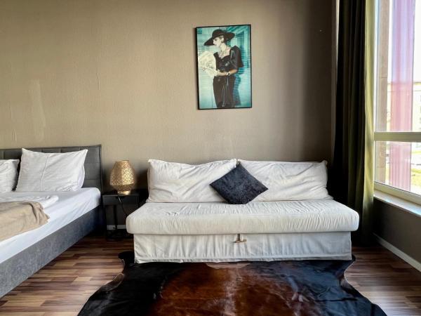 N8 ROOMS - by Leipzig Suites : photo 1 de la chambre chambre double avec lit d'appoint
