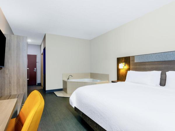 Holiday Inn Express Hotel & Suites Jacksonville - Mayport / Beach, an IHG Hotel : photo 7 de la chambre chambre lit king-size avec baignoire spa