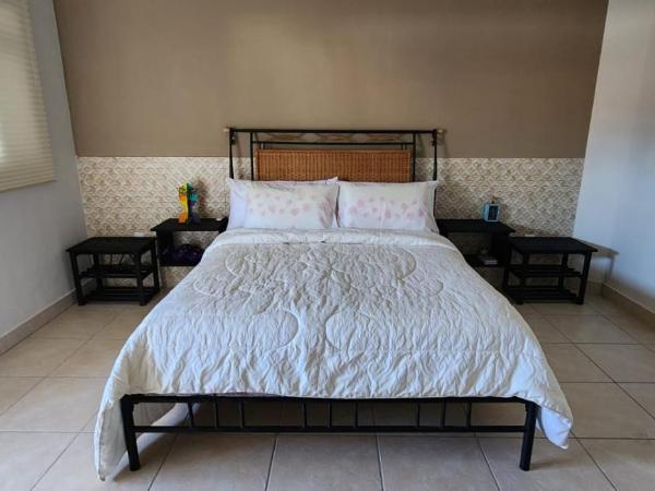 B&B Comfort Suíte Cidade do Sol - Apenas 6 km da Praia de Ponta Negra e Morro do Careca : photo 3 de la chambre chambre lit queen-size avec balcon