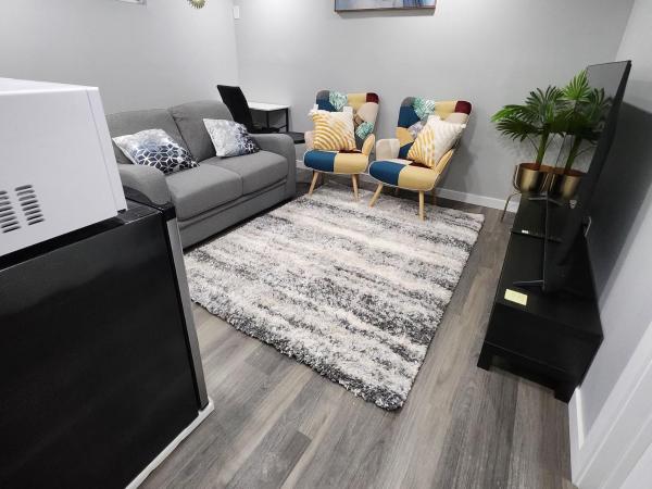 Entire Basement Suite with Private Entrance : photo 1 de la chambre chambre double