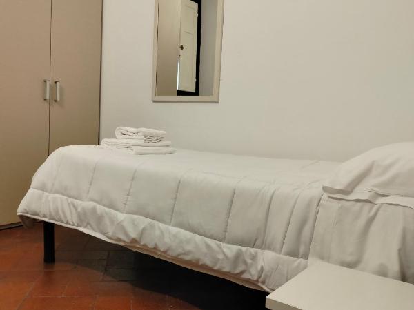 Hostel 7 : photo 2 de la chambre chambre simple avec salle de bains commune