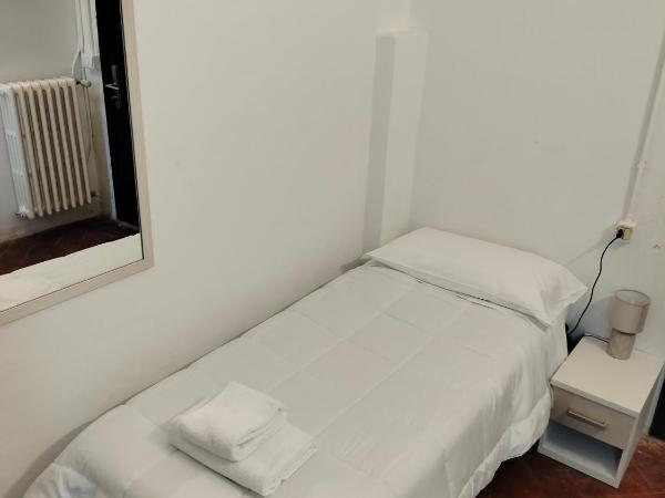 Hostel 7 : photo 1 de la chambre chambre simple avec salle de bains commune