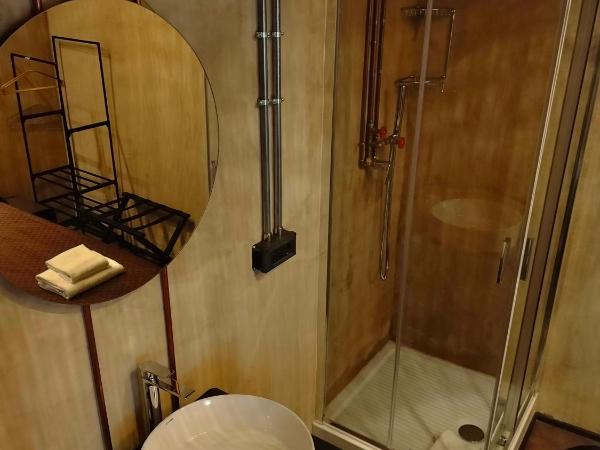 Hostel 7 : photo 5 de la chambre chambre supérieure française avec salle de bains commune