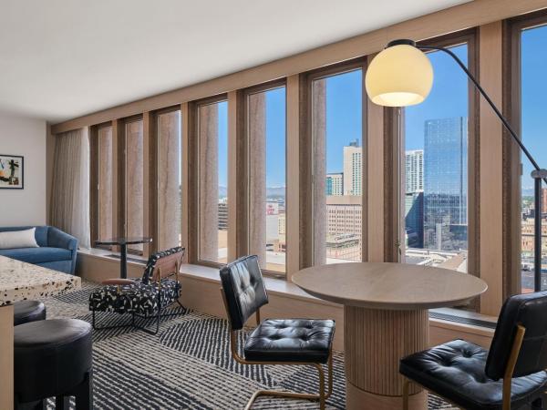 Sheraton Denver Downtown Hotel : photo 4 de la chambre suite lit king-size et canapé-lit