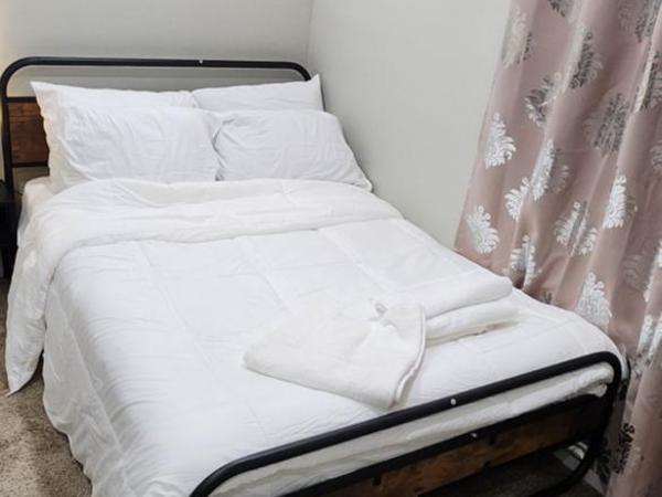 New Stylish 2-Bedroom Basement Suite : photo 5 de la chambre suite 2 chambres