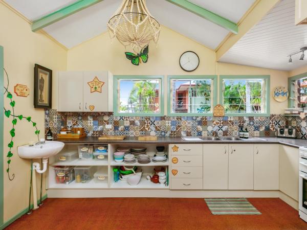 Travellers Oasis : photo 8 de la chambre chambre double standard avec salle de bains commune