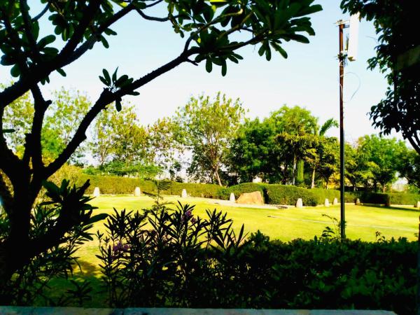 Ramada Udaipur Resort & Spa : photo 1 de la chambre deluxe room with private sitting area and garden view (avail 10% discount on f&b service, laundry, & spa)