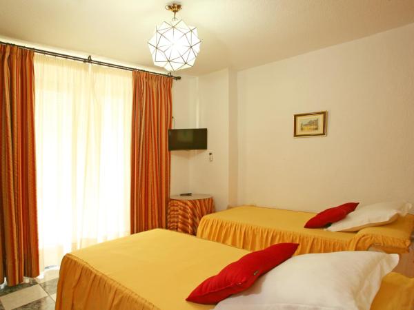 Pension Zurita : photo 3 de la chambre chambre double ou lits jumeaux avec salle de bains commune