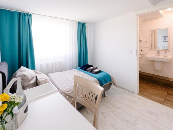GästeHaus am Flughafen Düsseldorf : photo 10 de la chambre chambre triple