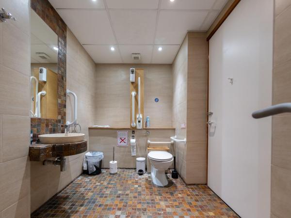 Pax Lodge : photo 4 de la chambre chambre lits jumeaux pour personnes à mobilité réduite