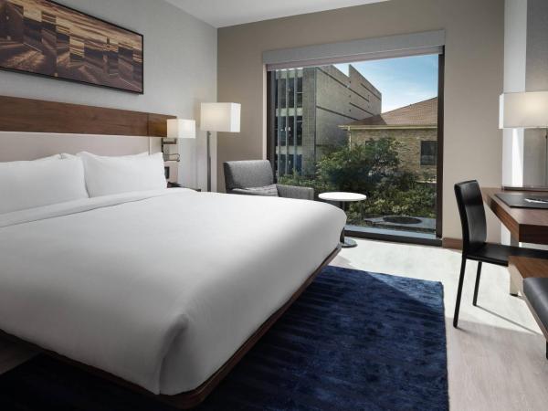 AC Hotel by Marriott Austin-University : photo 1 de la chambre chambre lit king-size avec baignoire adaptée aux personnes à mobilité réduite