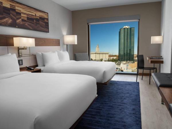 AC Hotel by Marriott Austin-University : photo 1 de la chambre chambre avec 2 lits queen-size - Étage Élevé - vue sur campus