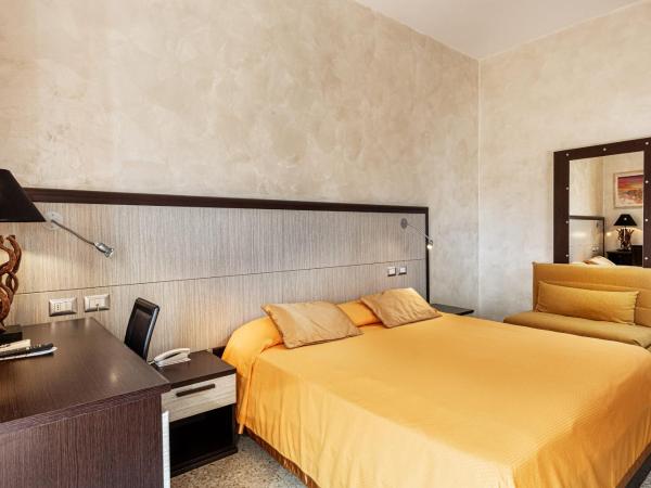 Hotel Minerva : photo 3 de la chambre chambre triple supérieure - vue sur ville