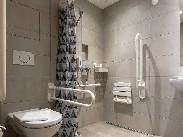 NEW OPENING 2022 - Los Lorentes Hotel Bern City : photo 9 de la chambre suite junior deluxe avec kitchenette - accessible aux personnes à mobilité réduite - vue sur cour