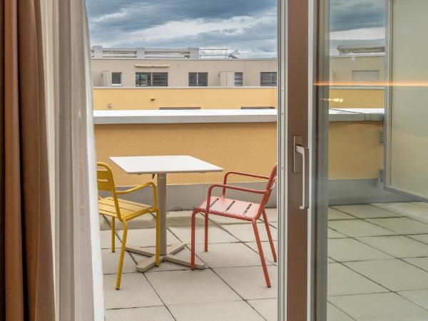 NEW OPENING 2022 - Los Lorentes Hotel Bern City : photo 7 de la chambre suite business au dernier Étage avec kitchenette et terrasse