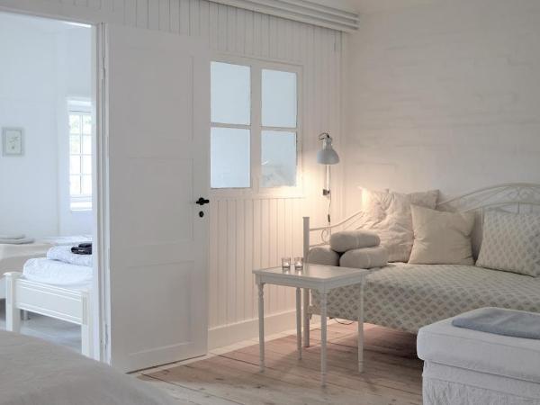 Store Ejlstrup Bed & Breakfast : photo 3 de la chambre chambre familiale avec salle de bains privative