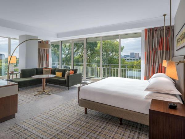 Hilton Amsterdam : photo 4 de la chambre suite junior lit king-size avec balcon - vue sur le boulevard