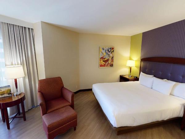 Hilton Charlotte Uptown : photo 2 de la chambre suite junior lit king-size avec coin salon
