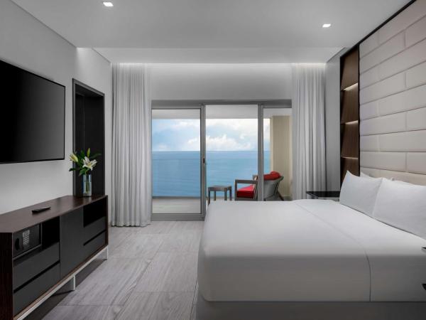 Hilton Vallarta Riviera All-Inclusive Resort,Puerto Vallarta : photo 1 de la chambre suite lit king-size principale côté océan