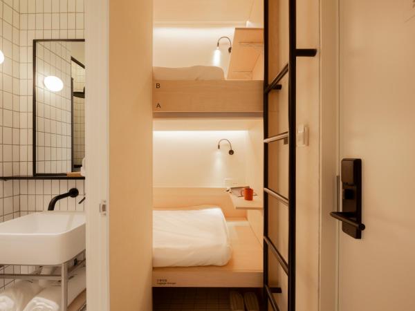 Hi Cozy International Youth Hostel East Nanjing Road & The Bund - Free Coffee and Gym : photo 1 de la chambre bed in 2-bed female dormitory room with private bathroom