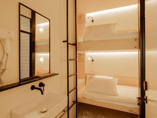 Hi Cozy International Youth Hostel East Nanjing Road & The Bund - Free Coffee and Gym : photo 3 de la chambre bed in 2-bed female dormitory room with private bathroom